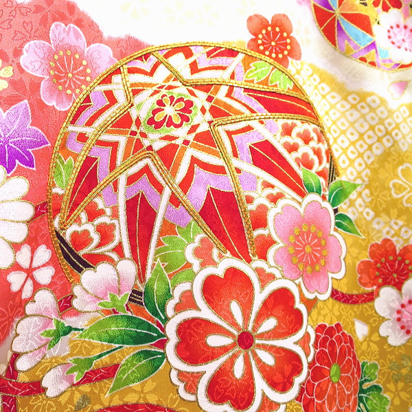 初着・祝着・のしめ 雲どりに毬と小花・金駒刺繍・クリーム色