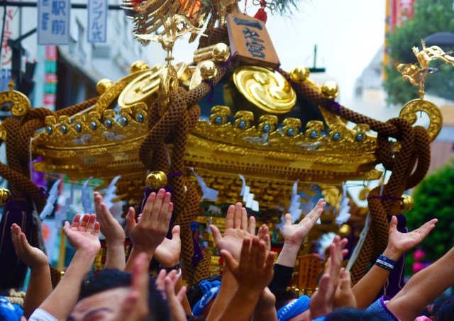 お祭りで神輿を担ぐ人々